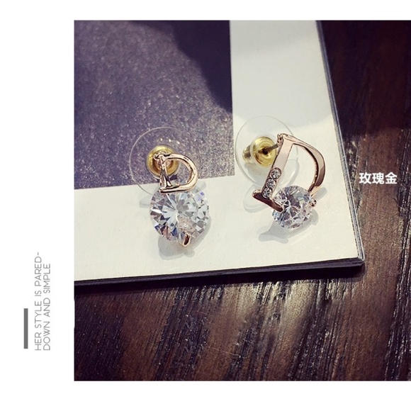 Shiny D letter asymmetric Earrings - Picture 2 of 4